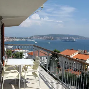 apartment-with-splendid-sea-view.hotels-in-trogir.com/