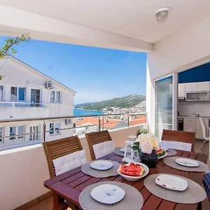 apartmani-kristina.hotels-in-trogir.com/